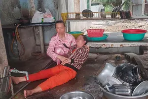 Khánh Hòa: 1 phụ nữ bị người lạ đánh gục khi đang rửa chén