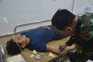 Quân y Trường Sa cứu 6 ngư dân bị ngộ độc cá hồng