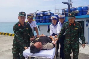 Quân y Trường Sa cấp cứu ngư dân Ninh Thuận bị đột quỵ não