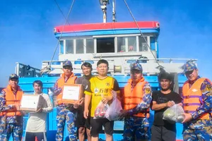 Tàu Hải quân hỗ trợ lương thực cho tàu cá Bình Thuận