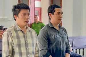 Sôi gan khi thấy vợ đang hát với người đàn ông khác và... cái kết buồn