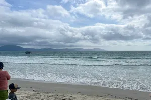 Cả trăm người tìm kiếm 2 anh em mất tích khi đi tắm biển Khánh Hòa