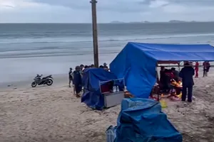 Đã tìm thấy 2 nam sinh mất tích khi tắm biển ở Khánh Hòa