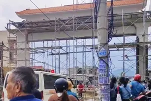 Sập giàn giáo xây cổng chào, 5 người bị thương