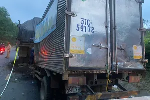 Đâm vào xe tải đỗ bên đường, tài xế, phụ xe tử vong trong cabin