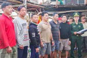 11 ngư dân chìm tàu trên biển đã vào bờ, còn 4 người chưa được tìm thấy