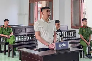 Truy sát đối thủ sau lời thách 'đánh nó luôn đi anh'