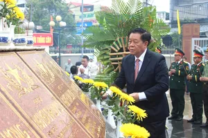 Ông Nguyễn Trọng Nghĩa dâng hương tại Tượng đài chiến thắng Núi Bà