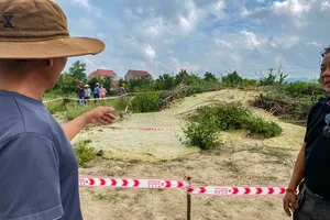 Phú Yên: Sau tiếng nổ, mặt đất xuất hiện vết nứt dài, bùn phun trào 