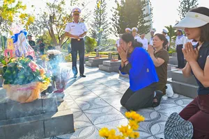 Gia đình liệt sĩ hy sinh ở Trường Sa nhận mộ phần sau 50 năm