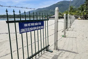 Sở NN&MT kiến nghị tỉnh Khánh Hòa chỉ đạo tháo dỡ hàng rào thép gai trên bãi biển Nha Trang