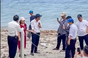 Tháo dỡ hàng rào thép gai bao chắn trên bãi biển Nha Trang