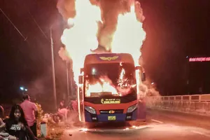 Xe khách cháy ngùn ngụt trên quốc lộ 1