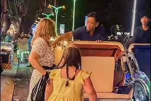 Nghiệp đoàn sẽ xử lý người lái xích lô giật tiền trên tay du khách