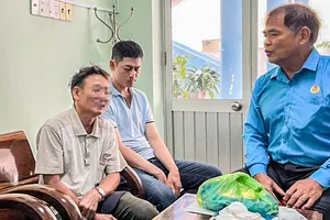 Người lái xích lô ở Nha Trang nhận sai vì có hành động phản cảm 