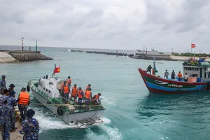 Cứu 12 ngư dân cùng tàu cá Quảng Ngãi bị nạn trên biển