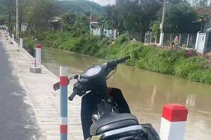 Trên đường về ngoại, 2 mẹ con rơi xuống kênh