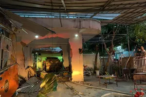 Kịp thời cứu hộ nạn nhân vụ xe tải tông sập nhà dân ở Nha Trang 