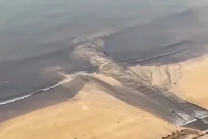 Lắp đặt ngay máy bơm để xử lý nước thải đen ngòm chảy thẳng ra vịnh Nha Trang