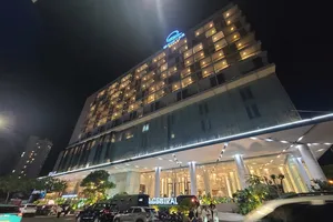 Nhiều cảnh sát đang khám xét khách sạn Quinter 5 sao ở Nha Trang