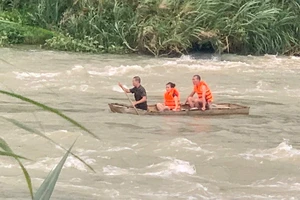 Khen thưởng 2 người liều mình cứu 3 nạn nhân mắc kẹt giữa dòng lũ chảy xiết