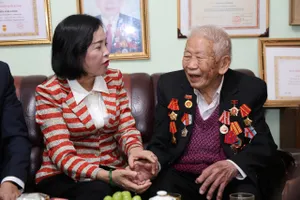 Phó Chủ tịch Quốc hội thăm, tặng quà người có công ở Lâm Đồng