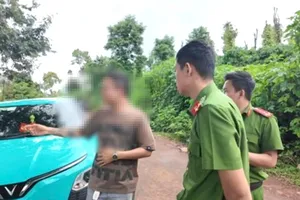 Bán nhẫn vợ tặng để trả nợ, tài xế taxi bịa bị khách khống chế, cướp tài sản