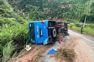 Xe chở đoàn sinh viên đi trao quà từ thiện bị lật, nhiều người bị thương