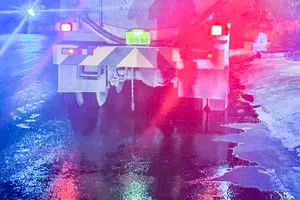 Xe bồn bị rò rỉ, chảy dầu hơn 1 km trên quốc lộ 1