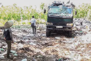 Doanh nghiệp gom rác thải ở các resort rồi đổ ra đầm Thủy Triều ở Khánh Hòa 