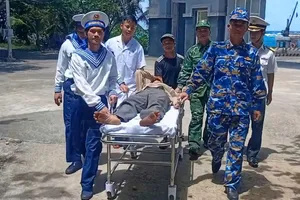 Quân y đảo Trường Sa cứu ngư dân bị đột quỵ trên biển
