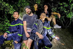 Giải cứu 2 du khách Nga bị lạc khi leo núi Cô Tiên ở Nha Trang