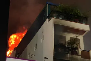 Cháy dữ dội ngôi nhà 4 tầng ở Nha Trang