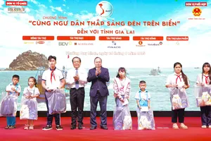 'Cùng ngư dân thắp sáng đèn trên biển': Chung tay xây dựng cộng đồng ngư dân văn minh