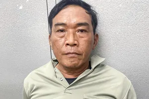 Tài xế xe ôm mời nam du khách hút thuốc rồi trộm tài sản