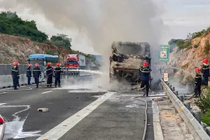 Xe khách chở 30 người cháy rụi trên cao tốc Nha Trang - Cam Lâm