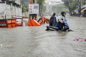 Mưa cả đêm, Nha Trang ngập nặng