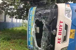 Xe buýt bị lật ở Khánh Hòa, hành khách hoảng loạn