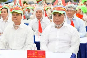 Chủ tịch tỉnh Khánh Hòa đội mưa cổ vũ cho Đoàn Thanh Tùng