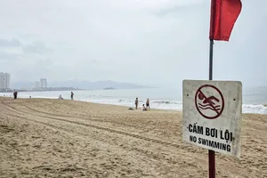 Cứu sống cụ ông 86 tuổi bị sóng biển cuốn trôi ở Nha Trang