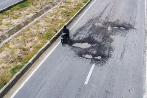 Đường vào cảng Vân Phong mới sử dụng đã chi chít 'ổ voi', dân liên tục bị tai nạn