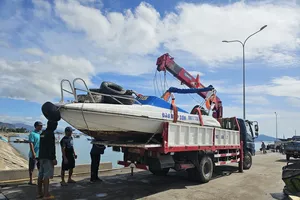 Người dân Khánh Hòa neo tàu thuyền, bán cả lồng cá chạy bão Kalmaegi