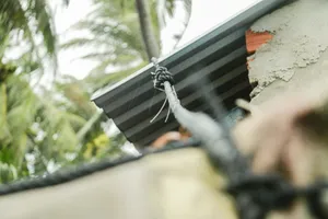 Muôn kiểu chằng chống nhà của người dân vùng gần tâm bão số 13