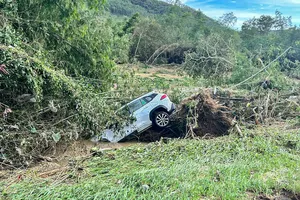 Lũ tràn về trong đêm, xóm làng vùng hạ du thủy điện La Hiêng 2 tan hoang