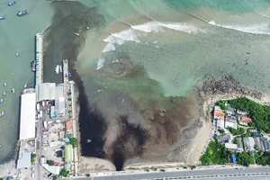 Kinh hãi dòng nước đen ngòm từ bãi rác chảy thẳng ra biển ở Nha Trang