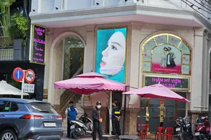 Cảnh sát khám xét thẩm mỹ viện Mailisa ở Nha Trang