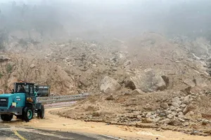 Đèo Khánh Lê tiếp tục sạt lở, bàn cách nổ mìn phá hàng trăm khối đất đá