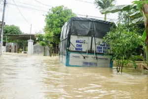 Nha Trang ngập hơn 1m sau 2 ngày mưa liên tục