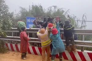 Đã đưa 2 nạn nhân trong vụ sạt lở trên đèo Khánh Lê ra ngoài