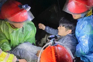 Còn 2 thi thể mắc kẹt trong xe, dưới đất đá sạt lở trên đèo Khánh Lê